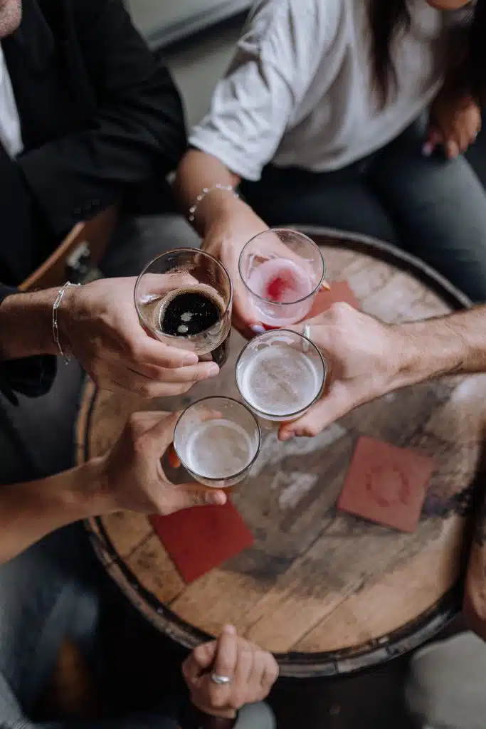 amis qui boivent un verre en jouant aux cartes